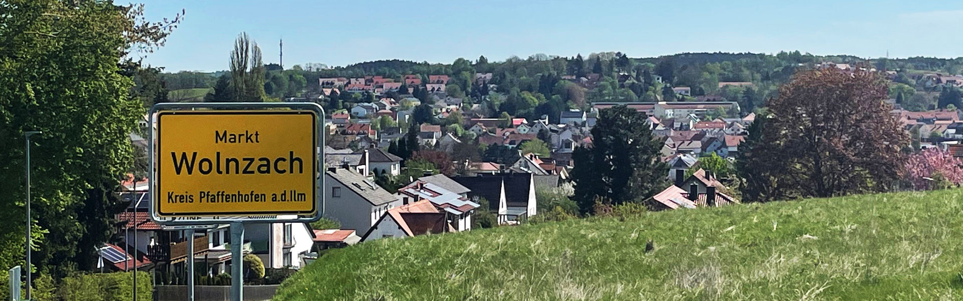 Slider Ortsschild mit Blick in Ortsmitte