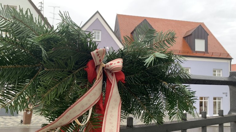 Grossansicht in neuem Fenster: Flair Deko CKM 2024 handgebundene Zweige am Rathausplatz